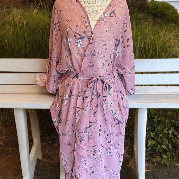 Sheer kimono. Can also be worn as a swimsuit cover up. Gorgeous mauve color. - Picture 16 of 17